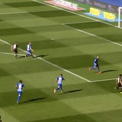 La gran asistencia de Aránguiz en goleada del Leverkusen