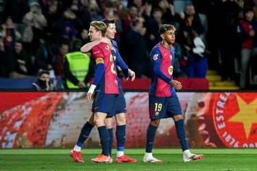 El neerlandés recibió una ovación, en su salida del terreno de juego en su cambio por Pablo Torre.



