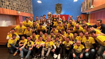 El Barakaldo celebra el ascenso a Segunda RFEF.
