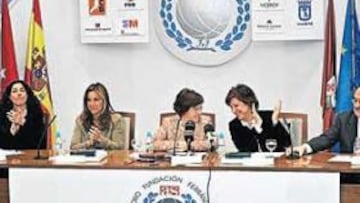 <b>ÉXITO. </b>Carlota Castrejana, Arantxa Sánchez Vicario, Inmaculada Martín-Caro, Ana Urkijo y Alfredo Relaño, tras unas de las intervenciones.