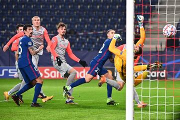 El Atl¨¦tico rindi¨® visita al Salzburgo el 9 de diciembre, en la ¨²ltima jornada de la fase de grupos de la Champions, y con el pase en juego. El Atl¨¦tico no fue capaz de derrotar en ninguno de los dos encuentros al Lokomotiv y se vio en la imperiosa necesidad de no salir derrotado de Salzburgo. Sufri¨® mucho al principio, pero gan¨®. Marcaron Hermoso y Carrasco y el Atl¨¦tico sigui¨® adelante en Champions. El bombo lo ha emparejado con el Chelsea, en una apasionante eliminatoria. El club sigue empe?ado en buscar ese t¨ªtulo que tanto se le resiste.