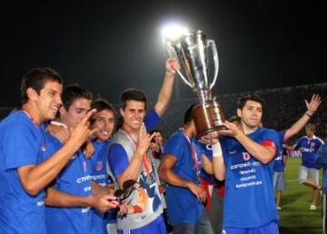 BICAMPEÓN: Una semana después de alzar la Sudamericana, los azules vencieron en la final del Clausura a Cobreloa y lograron el tercer título del año con Pepe como capitán. 