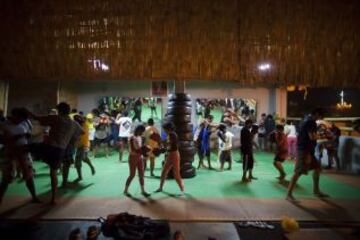 Niños durante una lección de Muay Thai en el Alto Perú barrio de chabolas de Lima.  Desde 2008, la ONG Alto Perú busca ofrecer a los niños de un barrio pobre de pescadores conocido como Alto Perú, la oportunidad de aprender y practicar deportes alternativos como el surf y el Muay Thai de forma gratuita.