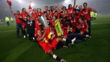 Los jugadores del Sevilla, tras batir al Espanyol en la final de UEFA 07.