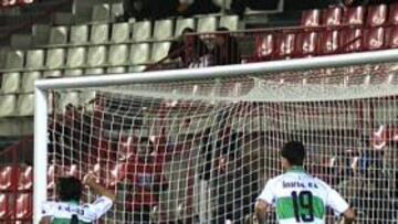 <b>SALVADOR. </b>Rubén Pérez ataja uno de los muchos balones que le llegaron al área. El meta detuvo todo lo que le lanzó el Elche.