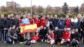 El Real Mayday. Jugadores y miembros de la directiva del Real Mayday posan, ayer, después de ganar 4-1 su partido ante el Ivry Desportiva en el Stade Poissonniers.