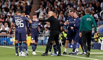 Pep Guardiola, entrenador del Manchester City, da indicaciones a los jugadores durante el partido ante el Real Madrid en la vuelta de las semifinales de la Champions League 2021-2022.