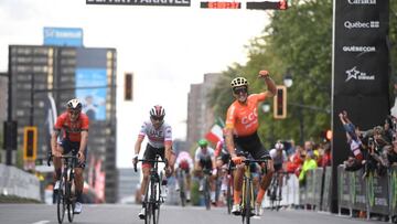 Greg Van Avermaet celebra su victoria ante Diego Ulissi e Iv&aacute;n Garc&iacute;a Cortina en el Grand Prix Cycliste de Montreal.