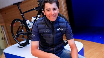 Cian Uijtdebroeks posa para AS en la presentación del Movistar en Valencia.