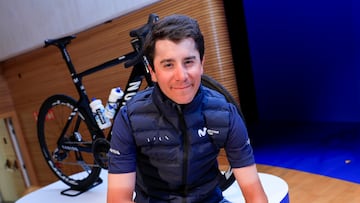 Cian Uijtdebroeks posa para AS en la presentación del Movistar en Valencia.