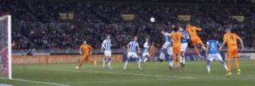 Sergio Ramos remata un balon al palo.