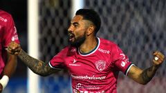 Maximiliano Olivera festeja su gol con los Bravos