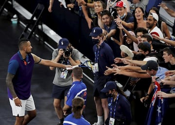 Nick Kyrgios regala una raqueta rota a los aficionados que se dieron cita en el Melbourne Park tras su partido de segunda ronda del Abierto de Australia, contra el francés Ugo Humbert. El australiano sufrió más de lo esperado para superar a su rival en un apasionante encuentro, con remontada incluida ante un entregado público.