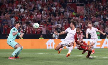 El Kaabi se adelanta a Ranieri y marca de cabeza el gol de la victoria.