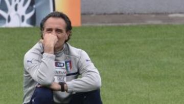 El entrenador de Italia, Cesare Prandelli, en el entrenamiento posterior al empate del debut contra Espa&ntilde;a.