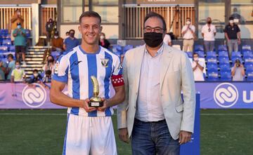 El ex blanquiazul Rodrigo Tarín posa junto al alcalde de la ciudad, Santiago Llorente con el trofeo del 'Pepino de Oro' que se otorga al ganador del Villa de Leganés. La foto se corresponde con la edición de 2021. 