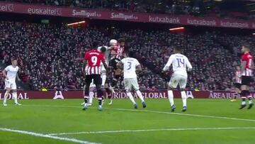 La posible mano de Nacho en un remate de Raúl García en el área durante el Athletic-Real Madrid de cuartos de final de la Copa del Rey.