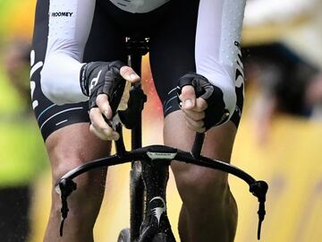 El Sky y su nuevo maillot han desatado la polémica en el Tour de Francia. Cuatro ciclistas del equipo británico, entre ellos Froome y Thomas, ha comenzado a usar un tejido especial llamado vortex que según los equipos FDJ y BMC son ilegales. Ambos ya pres