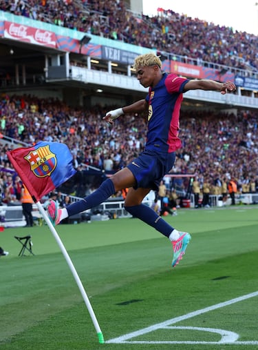 Otro golazo de Lamine que hizo soñar al Barcelona con la victoria, aunque no pudo ser. Cuando más se le resistía el gol a los suyos, apareció la joya azulgrana. Recibió el balón en el vértice del área, recortó y caracoleó en la frontal ante tres rivales para encontrar un hueco perfecto en el que colocar un disparo con parábola y batir al Villarreal. Otro gol de videojuego.

