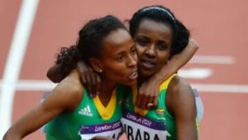 Defar, a la izquierda, abraza a Dibaba tras la final de 5.000.