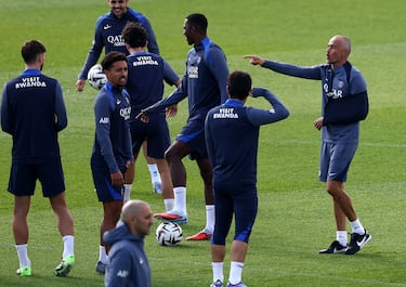 Luis Enrique apareció en el entrenamiento del Paris Saint-Germain Football Club tras someterse a la operación de clavícula. El técnico español sufrió un accidente al montar en bicicleta, de la que se cayó.