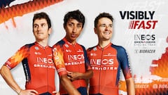 Los ciclistas Geraint Thomas, Egan Bernal y Tom Pidcock posan con el nuevo maillot del Ineos-Grenadiers para 2023.