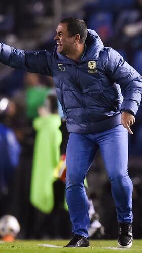 America's Brazilian coach Andre Jardine gestures during the Liga MX Apertura tournament football match between America and Pumas at the Ciudad de los Deportes stadium in Mexico City on September 29, 2024. (Photo by Rodrigo Oropeza / AFP)