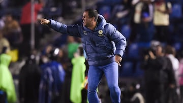 America's Brazilian coach Andre Jardine gestures during the Liga MX Apertura tournament football match between America and Pumas at the Ciudad de los Deportes stadium in Mexico City on September 29, 2024. (Photo by Rodrigo Oropeza / AFP)