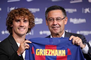 Antoine Griezmann with Barcelona president Josep Bartomeu.