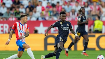 GIRONA, 30/09/2023.- El delantero del Real Madrid Vinicius Junior (d) pelea un balón con Aleix García, del Girona, durante el partido de la octava jornada de Liga de Primera División que disputan el Girona FC y el Real Madrid este sábado en el estadio de Montilivi. EFE/Siu Wu