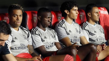 Mariano, Vinicius, Vallejo y Keylor Navas, en el banquillo de suplentes del Real Madrid en el Sánchez Pizjuán.