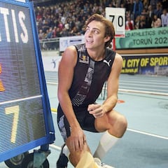 Duplantis apunta al cielo