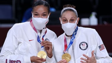 First placed team USA&#039;s players pose for pictures with their gold medals on the podium during the medal ceremony for the women&#039;s basketball competition of the Tokyo 2020 Olympic Game.