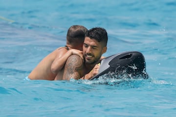 Leo Messi, Luis Su¨¢rez y Cesc F¨¢bregas han disfrutado de un d¨ªa en barco por la costa de Ibiza. Los tres jugadores se encuentran de vacaciones antes de la vuelta al trabajo.