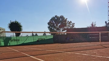 ¿Cómo debes cuidar una pista de tenis de tierra batida?
