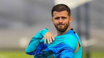 BARCELONA, 02/09/2022.- El bosnio Miralem Pjanic hoy viernes durante el entrenamiento del FC Barcelona previa al partido de Liga que mañana sábado les enfrenta al Sevilla CF. EFE/ Enric Fontcuberta.
