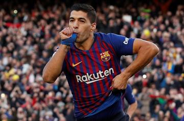 Soccer Football - La Liga Santander - FC Barcelona v Real Madrid - Camp Nou, Barcelona, Spain - October 28, 2018  Barcelona's Luis Suarez celebrates scoring their second goal  