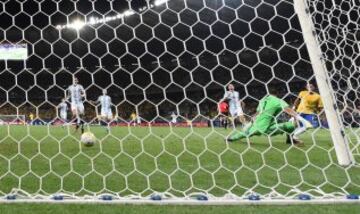 Brazil's Neymar (R) scores past Argentina's goalkeeper Sergio Romero during their 2018 FIFA World Cup qualifier football match in Belo Horizonte, Brazil, on November 10, 2016. / AFP PHOTO / VANDERLEI ALMEIDA