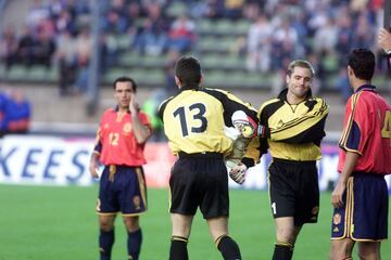 El 7 de junio del año 2000 el mostoleño debutó con la Selección en un amistoso contra SUecia. Entró en el segundo tiempo sustituyendo a Cañizares.