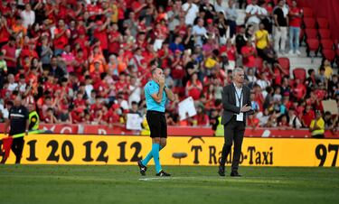 Mateu Lahoz pitó el Mallorca-Rayo Vallecano y al final del partido el último de su carrera se retiró visiblemente emocionado.