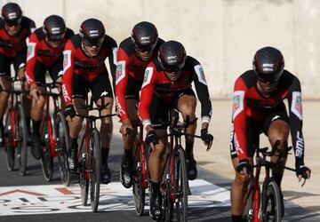 El equipo BMC cruza el anfiteatro romano de Nîmes durante la contrarreloj por equipos.