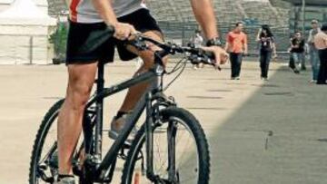 <b>EN BICI. </b>Alonso reconoció la pista en bici y después, delante de Hamilton, se decantó por Massa.