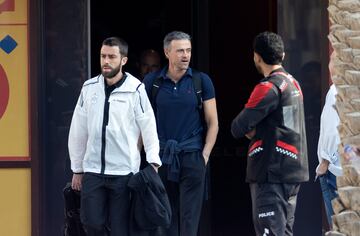 Luis Enrique abandona el hotel de concentración tras la eliminación ante Marruecos en los octavos del Mundial de Qatar 2022.