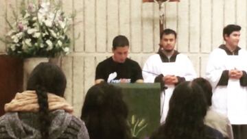 Un hincha pide en una iglesia para que Perú gane a Argentina