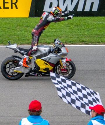 Esteve Rabat celebrando si victoria en la carrera de Moto2 en el Gran Premio de Motociclismo República Checa 