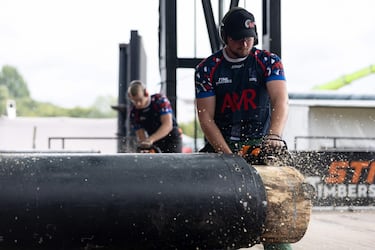 Deportistas de todo el mundo compiten en varias pruebas manejando diferentes herramientas para la madera como motosierras, hachas y sierras.