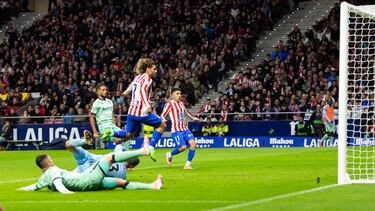 Con escasos segundos sobre el campo, es el héroe de marcar el gol del 2-1. Magnífico centro raso de Llorente para conectar con el francés, que solamente la tuvo que empujar al fondo de la portería granota.