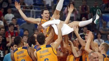 Kyle Kuric, manteado por sus compa&ntilde;eros, tras ser declarado MVP.