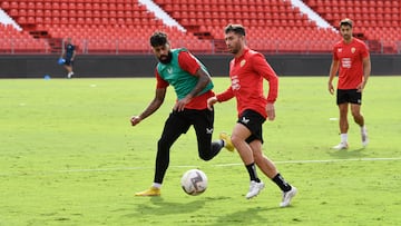 Embarba y Samu Costa jugador de la UD Almería durante el entrenamiento de hoy