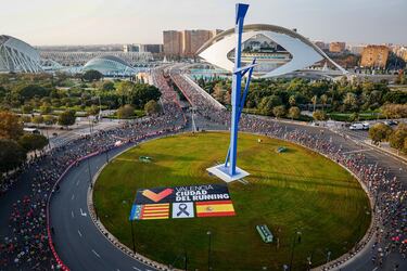 Durante el recorrido, se encontraron diversos crespones negros en homenaje a las víctimas de la DANA.
